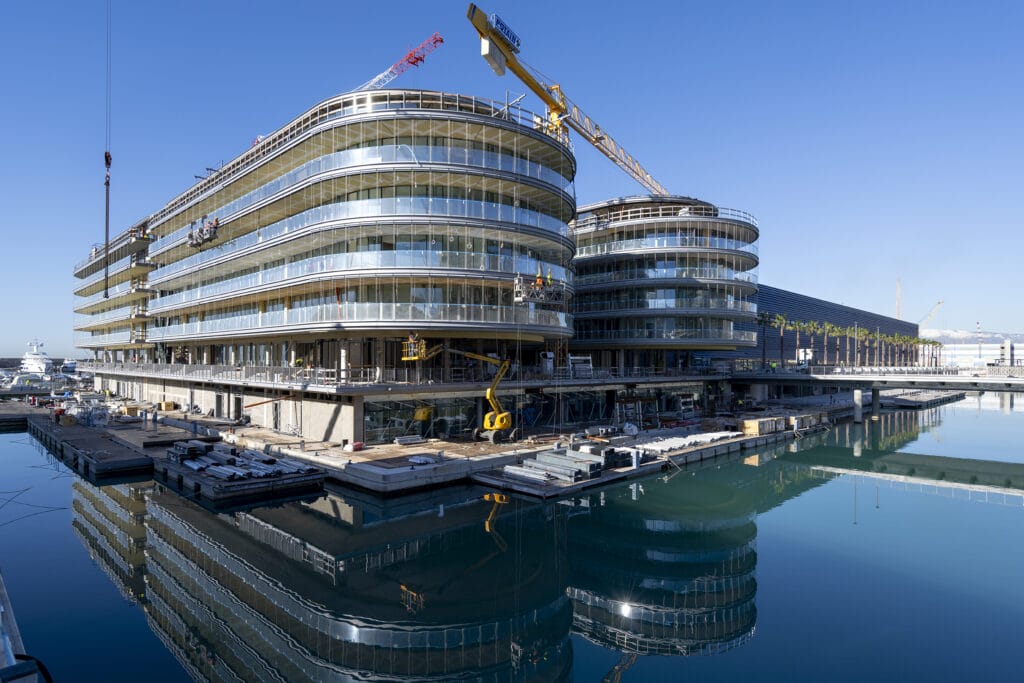 Vista panoramica del complesso residenziale Waterfront di Levante con tende installate su ogni piano.