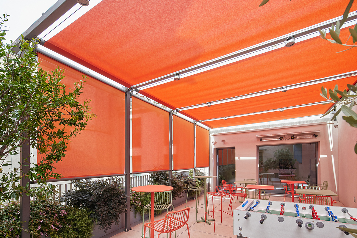 Schermature solari arancioni Resstende sulla terrazza di Via Porlezza a Milano