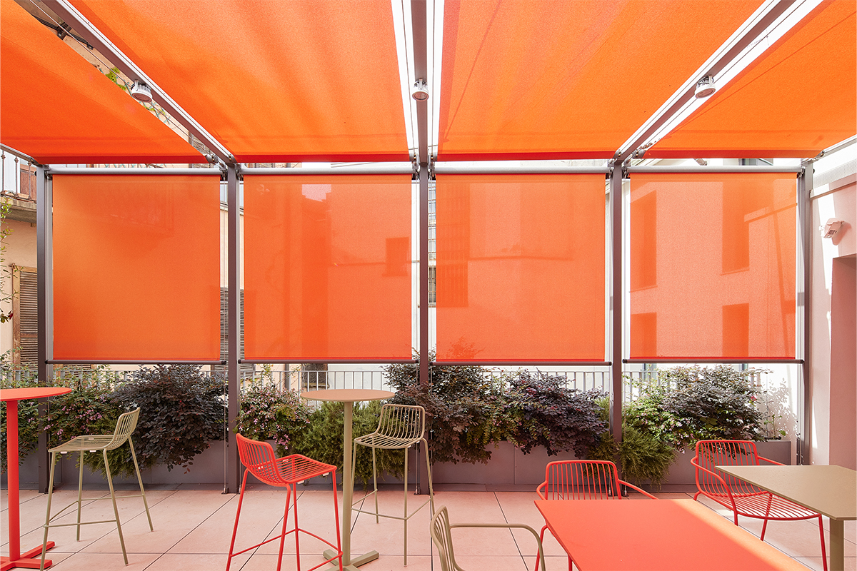 Struttura delle tende Resstende armonizzata con il pergolato della terrazza Porlezza