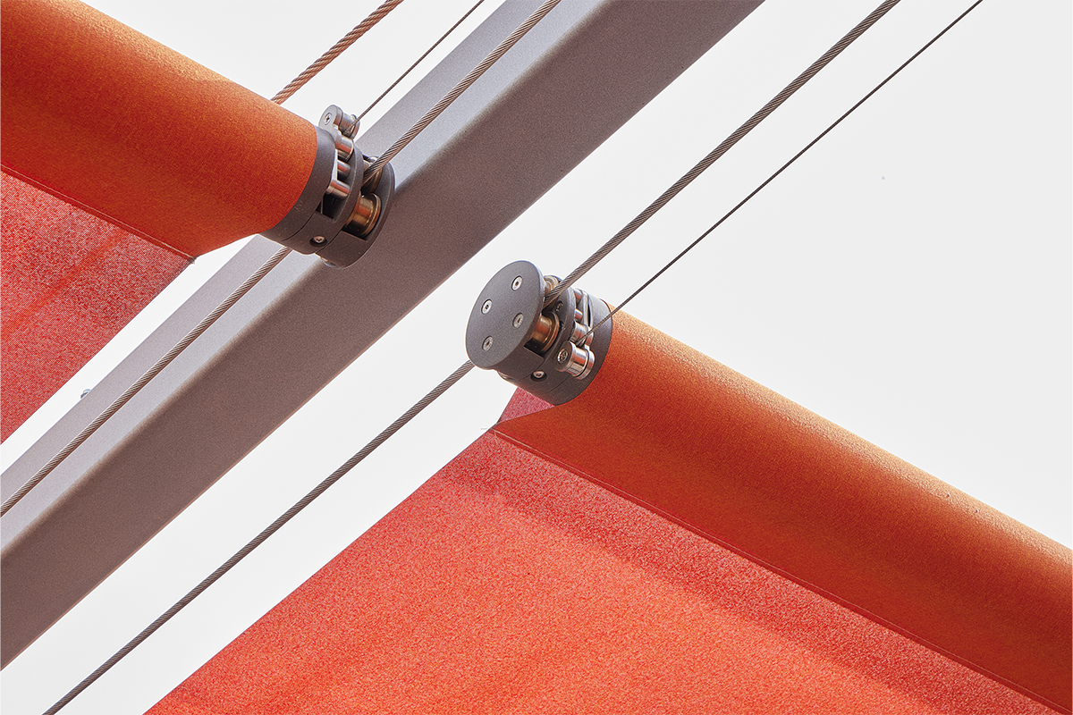 Struttura delle tende Resstende armonizzata con il pergolato della terrazza BC& a Milano